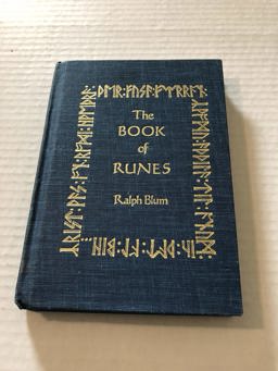 New Book of Runes A Handbook for the the Use of an Ancient Oracle - The Viking Runes 3rd 9780312007294 Front Cover