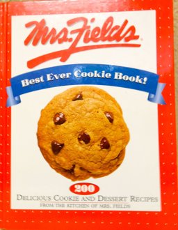 Mrs. Fields' Best Cookie Book Ever! : 150 Delicious Cookie and Dessert Recipes from the Kitchen of Mrs. Fields  9780783552668 Front Cover