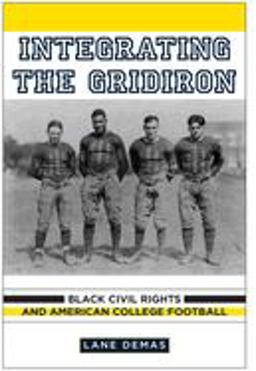 Integrating the Gridiron Black Civil Rights and American College Football  9780813549972 Front Cover