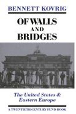 Of Walls and Bridges The United States and Eastern Europe  9780814746134 Front Cover