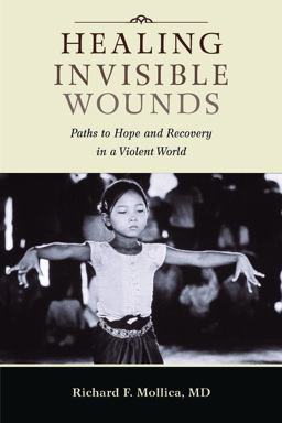 Healing Invisible Wounds Paths to Hope and Recovery in a Violent World  9780826516411 Front Cover