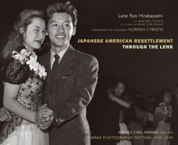 Japanese American Resettlement Through the Lens Hikaru Iwasaki and the WRA's Photographic Section, 1943-1945  9780870819285 Front Cover