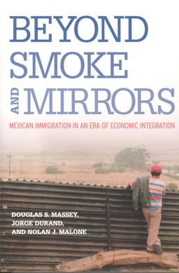 Beyond Smoke and Mirrors Mexican Immigration in an Era of Economic Integration  9780871545909 Front Cover