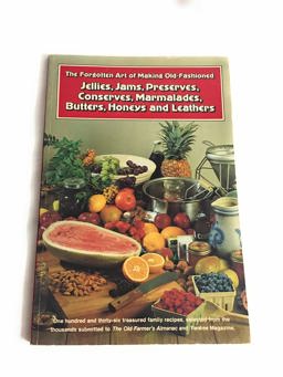Forgotten Arts Making Old-Fashioned Jellies, Jams, Preserves, Conserves, Marmalades, Butters, Honeys and Leathers  9780911658804 Front Cover
