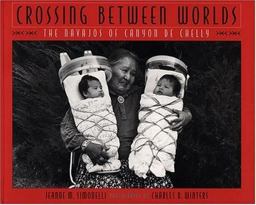 Crossing Between Worlds : The Navajos of Canyon de Chelly  9780933452497 Front Cover