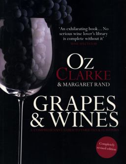 Oz Clarke: Grapes and Wines A Comprehensive Guide to Varieties and Flavours  9781454915980 Front Cover