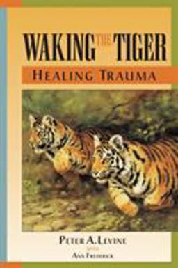 Waking the Tiger: Healing Trauma The Innate Capacity to Transform Overwhelming Experiences  9781556432330 Front Cover