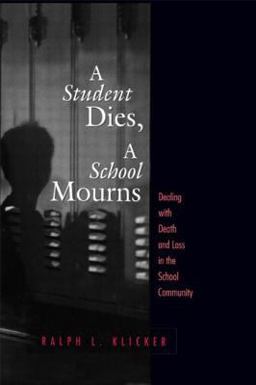 Student Dies, a School Mourns Dealing with Death and Loss in the School Community  9781560327424 Front Cover