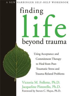 Finding Life Beyond Trauma Using Acceptance and Commitment Therapy to Heal from Post-Traumatic Stress and Trauma-Related Problems  9781572244979 Front Cover