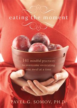 Eating the Moment 141 Mindful Practices to Overcome Overeating One Meal at a Time  9781572245433 Front Cover