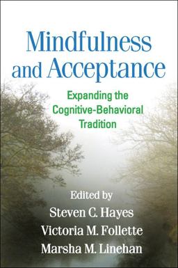 Mindfulness and Acceptance Expanding the Cognitive-Behavioral Tradition  9781609189891 Front Cover