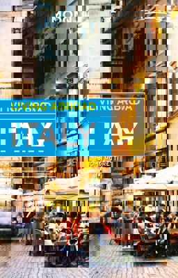 Moon Living Abroad Italy 4th 9781631216497 Front Cover