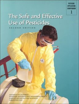 Safe and Effective Use of Pesticides  9781879906433 Front Cover