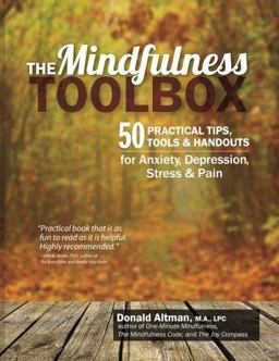 The Mindfulness Toolbox: 50 Practical Mindfulness Tips, Tools and Handouts for Anxiety, Depression, Stress and Pain  9781936128860 Front Cover